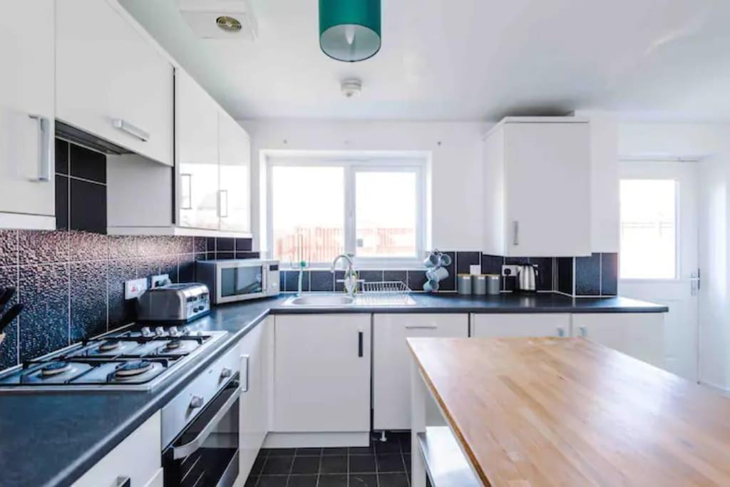 Spacious 5 Bedroom Home Hosted By Mcr Dens Manchester Exteriör bild