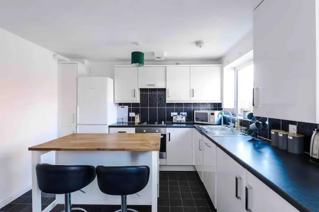 Spacious 5 Bedroom Home Hosted By Mcr Dens Manchester Exteriör bild